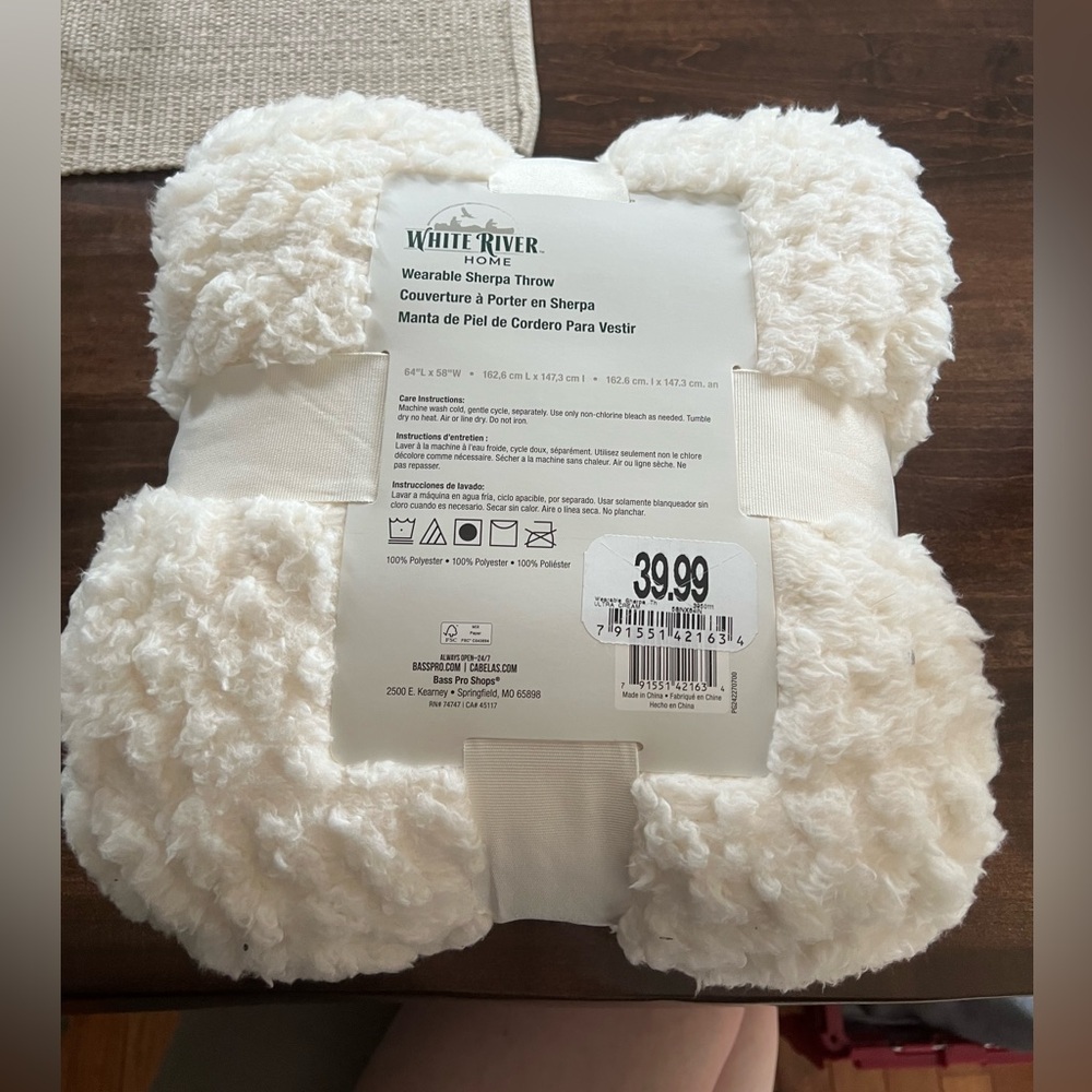 WHITE RIVER Wearable Sherpa Throw - Picture 2 of 2
